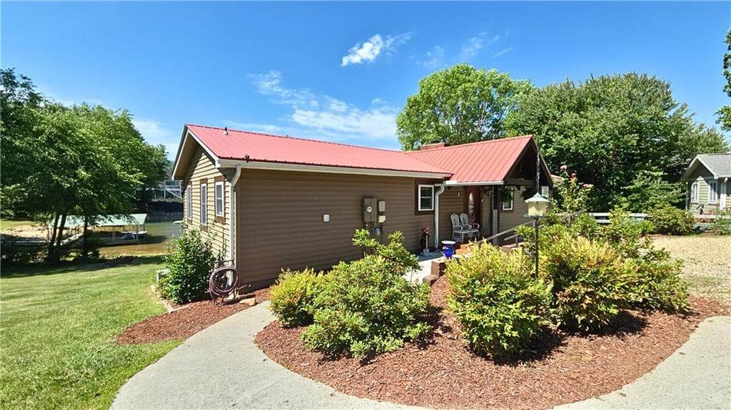 3 bedroom, 3 bathroom, 2,784 sq ft single family residence for sale at 1693 Chatuge Shores Road, Hiawassee, GA 30546 — photo 2