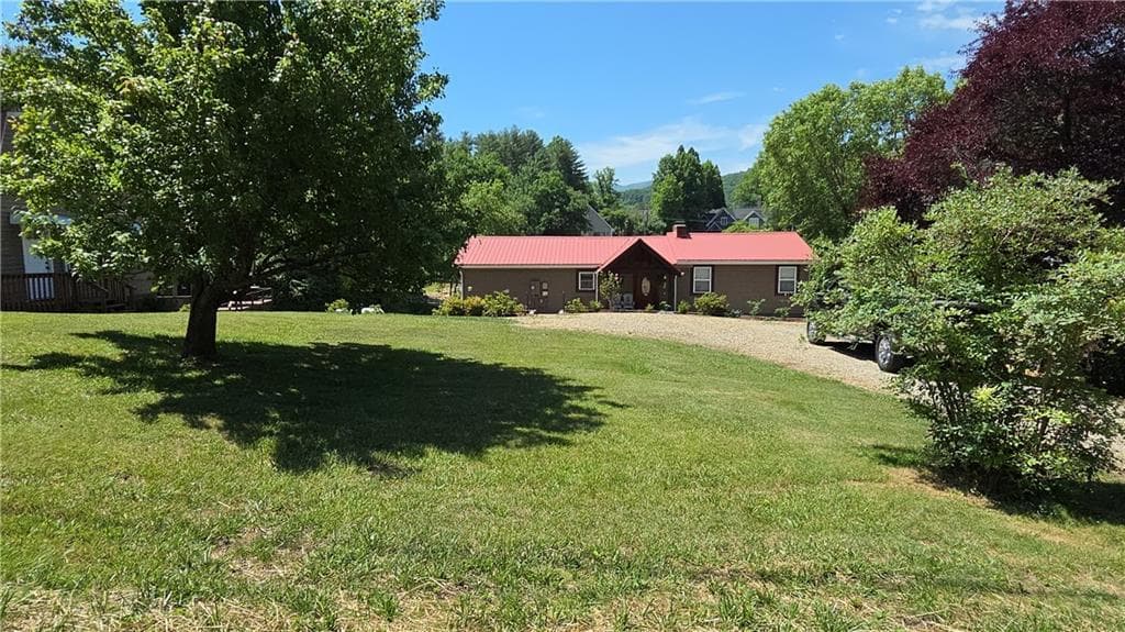 3 bedroom, 3 bathroom, 2,784 sq ft single family residence for sale at 1693 Chatuge Shores Road, Hiawassee, GA 30546 — photo 3