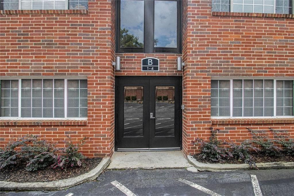 2 bedroom, 1 bathroom, 800 sq ft condominium under contract at 1705 Monroe Drive B4, Atlanta, GA 30324 — photo 3
