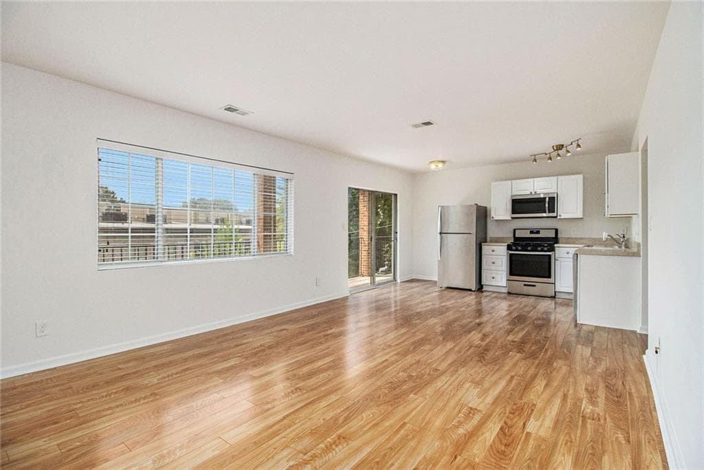 2 bedroom, 1 bathroom, 800 sq ft condominium under contract at 1705 Monroe Drive B4, Atlanta, GA 30324 — photo 4