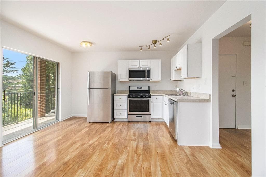 2 bedroom, 1 bathroom, 800 sq ft condominium under contract at 1705 Monroe Drive B4, Atlanta, GA 30324 — photo 5