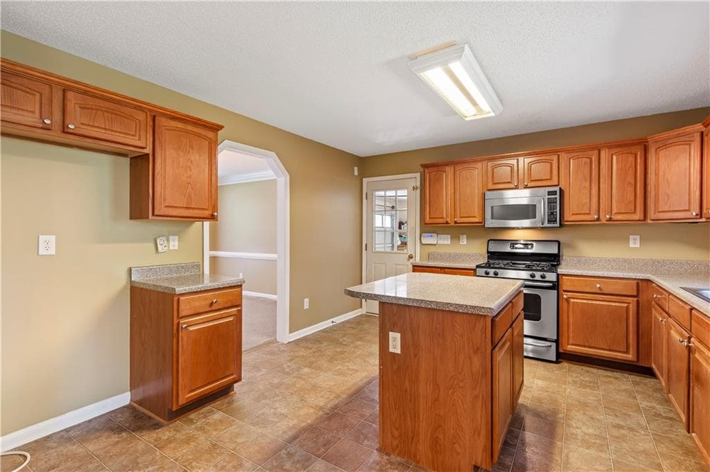 6 bedroom, 4 bathroom, 3,179 sq ft single family residence under contract at 178 Hunters Mill Drive, Hiram, GA 30141 — photo 5