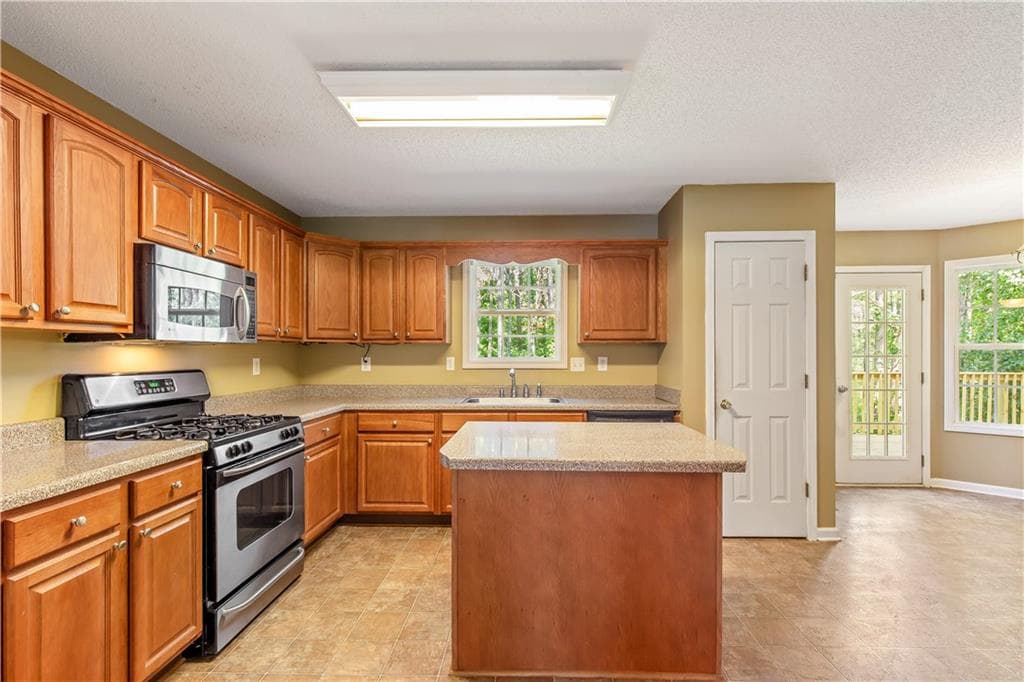 6 bedroom, 4 bathroom, 3,179 sq ft single family residence under contract at 178 Hunters Mill Drive, Hiram, GA 30141 — photo 6