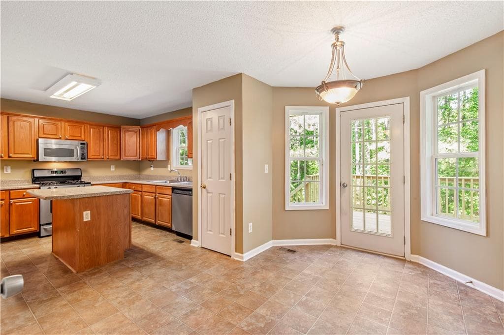 6 bedroom, 4 bathroom, 3,179 sq ft single family residence under contract at 178 Hunters Mill Drive, Hiram, GA 30141 — photo 10