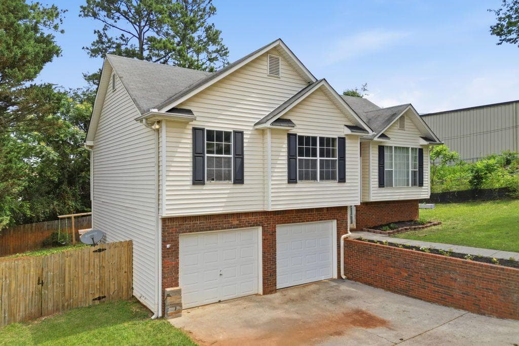 3 bedroom, 2 bathroom, 1,278 sq ft single family residence under contract at 201 Hickory Lane, Cartersville, GA 30120 — photo 2