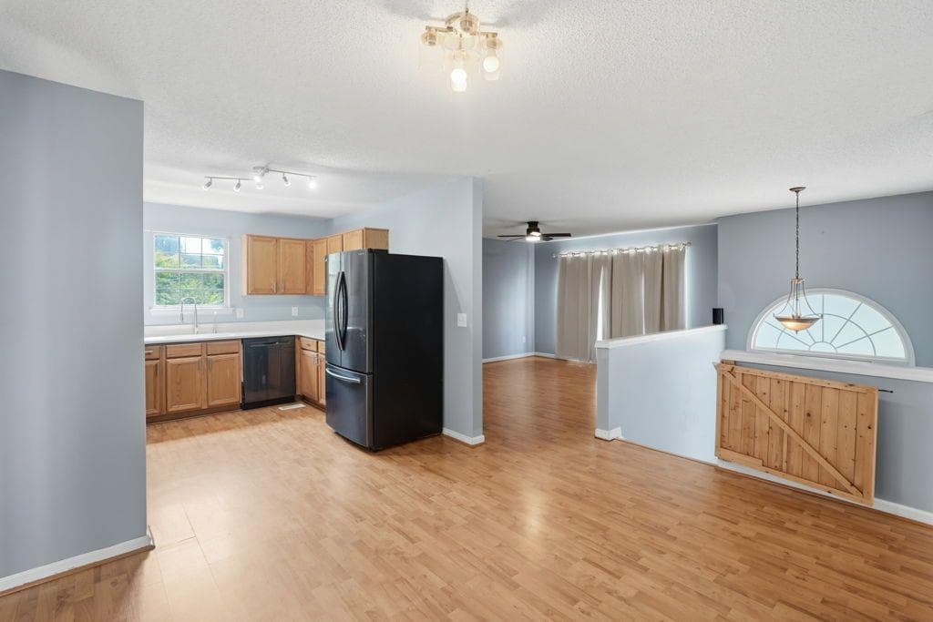 3 bedroom, 2 bathroom, 1,278 sq ft single family residence under contract at 201 Hickory Lane, Cartersville, GA 30120 — photo 8