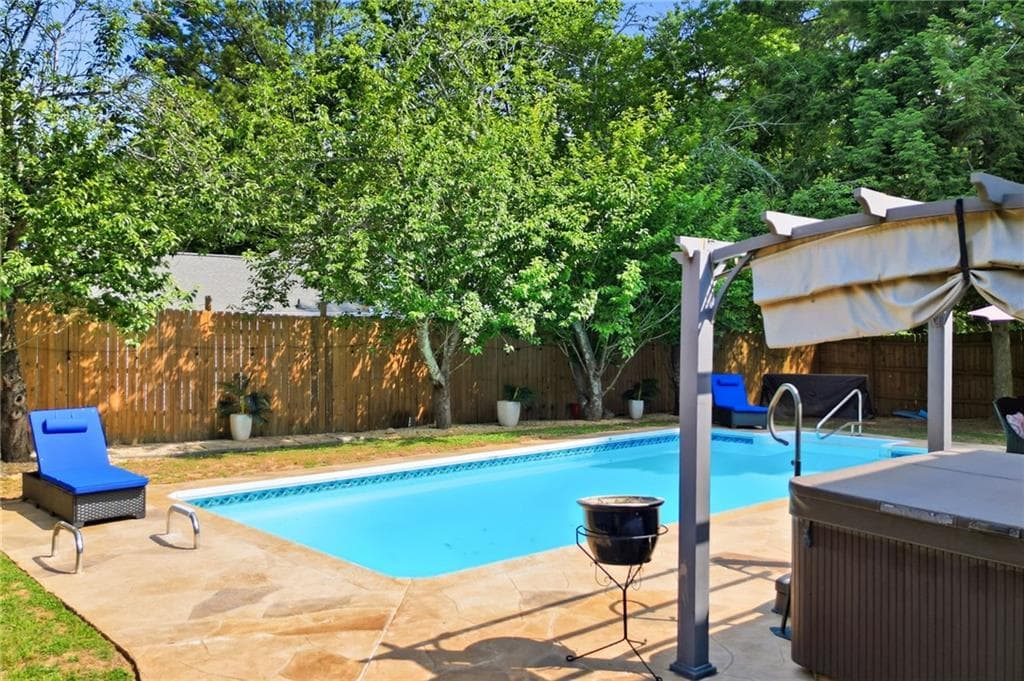 4 bedroom, 3 bathroom, 2,204 sq ft single family residence for sale at 325 Ivy Mill Court, Roswell, GA 30076 — photo 2