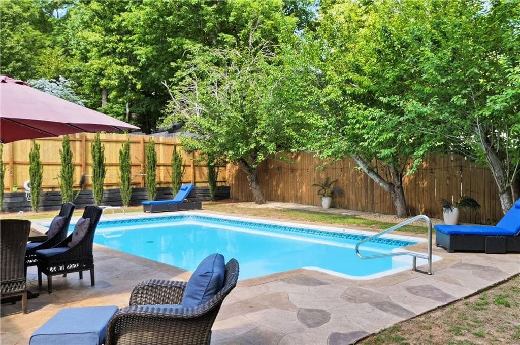 4 bedroom, 3 bathroom, 2,204 sq ft single family residence for sale at 325 Ivy Mill Court, Roswell, GA 30076 — photo 3