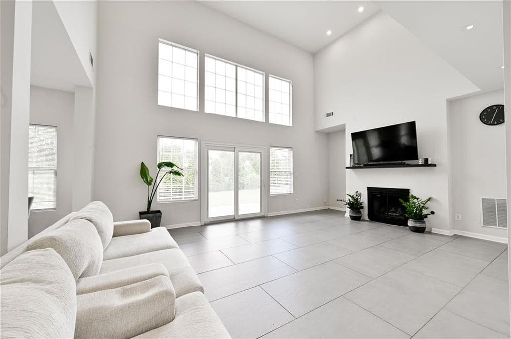3 bedroom, 3 bathroom, 2,164 sq ft single family residence for sale at 3219 Lindas Circle, Conyers, GA 30013 — photo 3