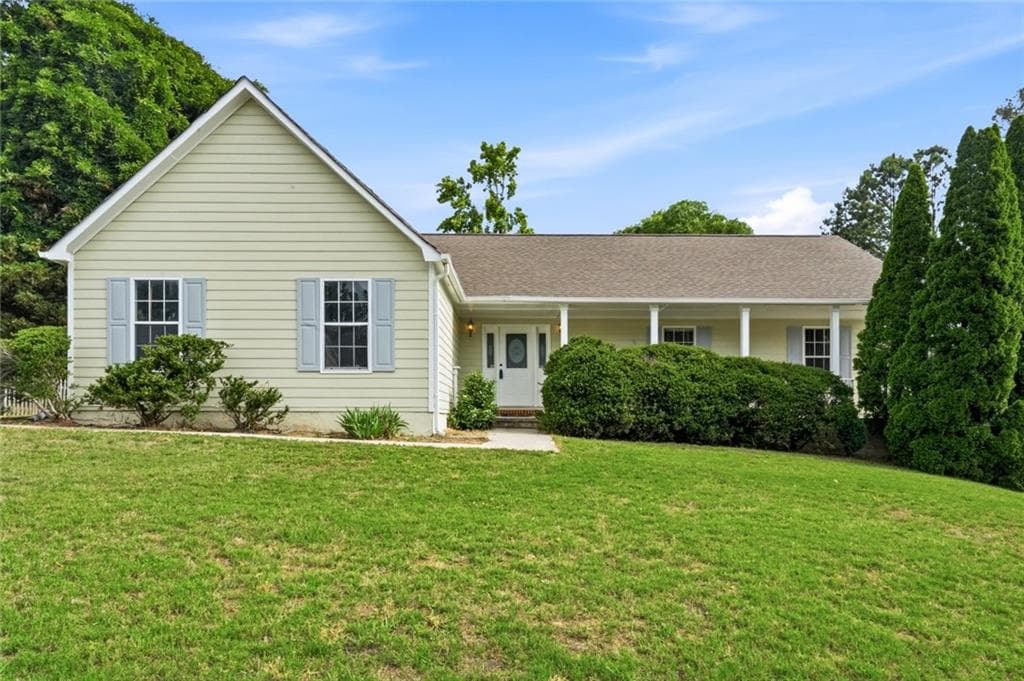 3 bedroom, 2 bathroom, 1,736 sq ft single family residence for sale at 115 Knight Way, Fayetteville, GA 30214 — photo 1 of 34