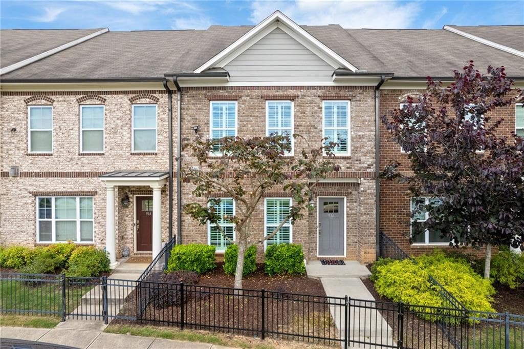 3 bedroom, 3 bathroom, 1,731 sq ft townhouse for sale at 916 Westmoreland Circle, Atlanta, GA 30318