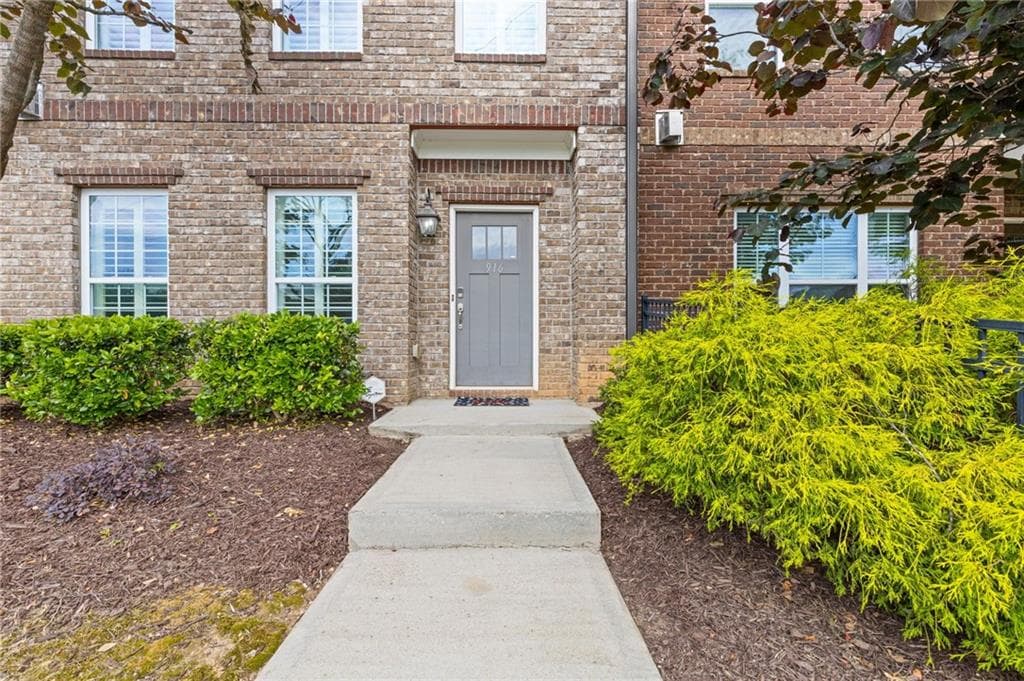 3 bedroom, 3 bathroom, 1,731 sq ft townhouse for sale at 916 Westmoreland Circle, Atlanta, GA 30318 — photo 2