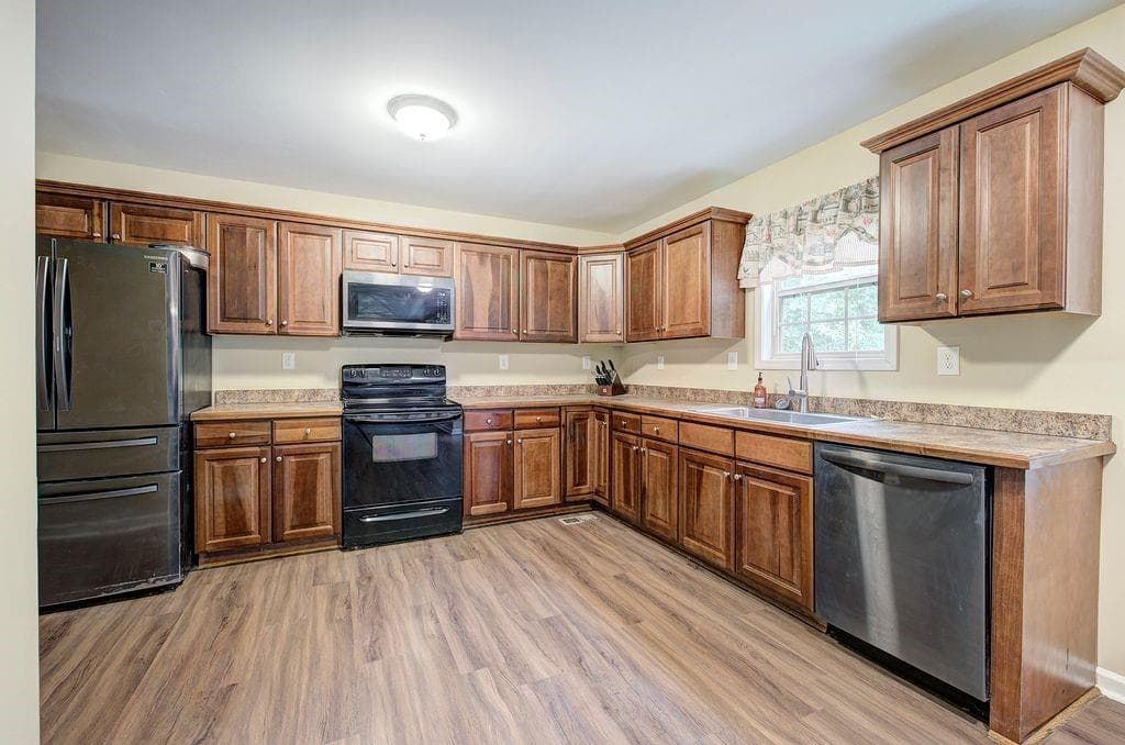 3 bedroom, 3 bathroom, 1,902 sq ft single family residence under contract at 305 Birchwood Farms Lane, Dallas, GA 30132 — photo 6