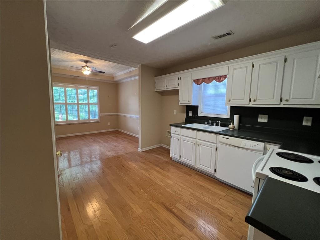 3 bedroom, 3 bathroom, 2,022 sq ft single family residence for sale at 3426 Salem Cove Trail, Conyers, GA 30013 — photo 3