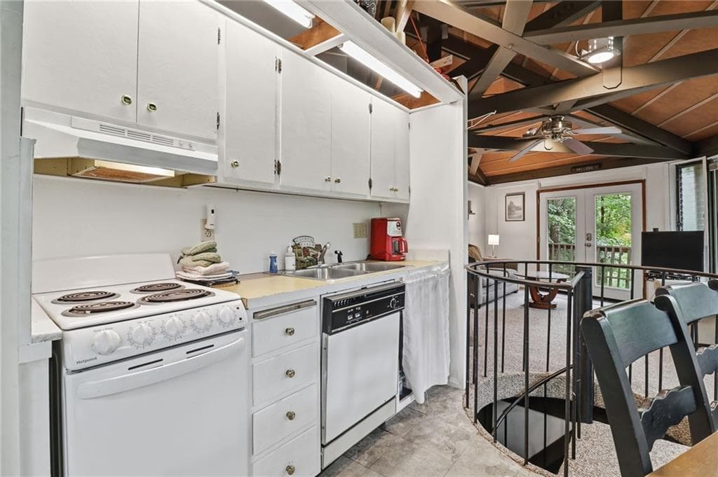2 bedroom, 2 bathroom, 1,315 sq ft single family residence for sale at 161 Treetopper Circle, Big Canoe, GA 30143 — photo 9