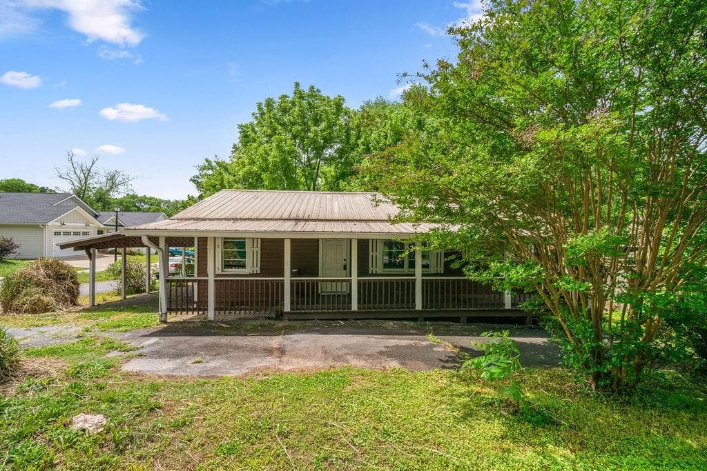 3 bedroom, 1 bathroom, 988 sq ft single family residence sold at 104 Elm Street, Adairsville, GA 30103