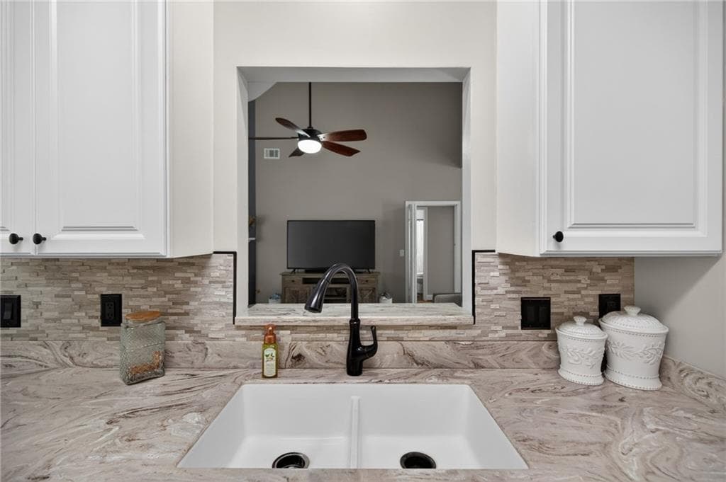 6 bedroom, 3 bathroom, 3,336 sq ft single family residence under contract at 9905 Between The Greens, Villa Rica, GA 30180 — photo 3