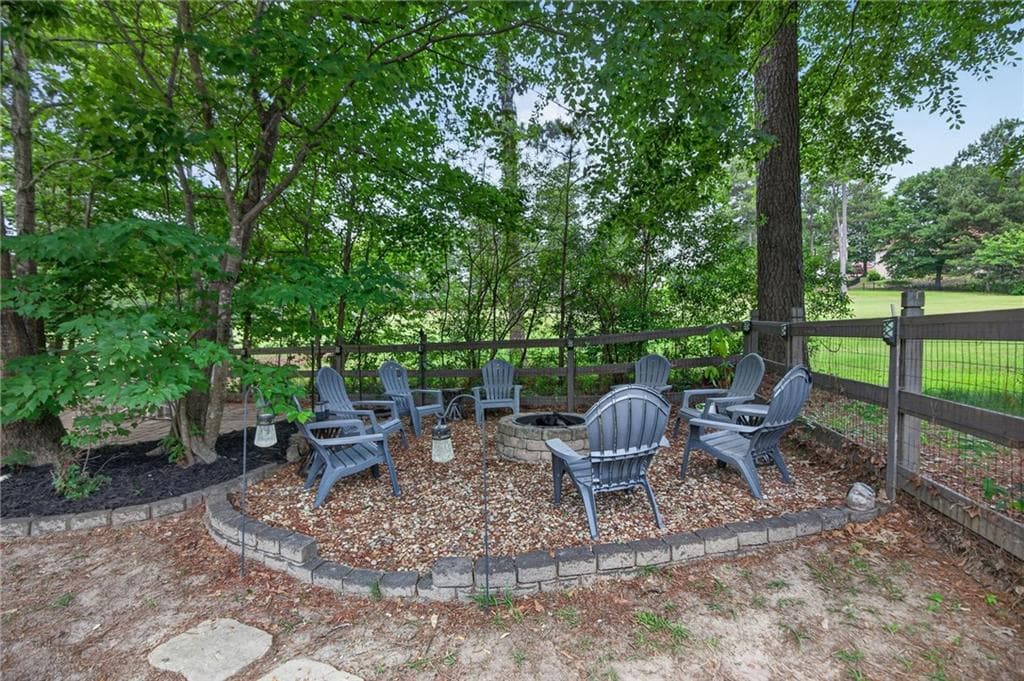 6 bedroom, 3 bathroom, 3,336 sq ft single family residence under contract at 9905 Between The Greens, Villa Rica, GA 30180 — photo 5