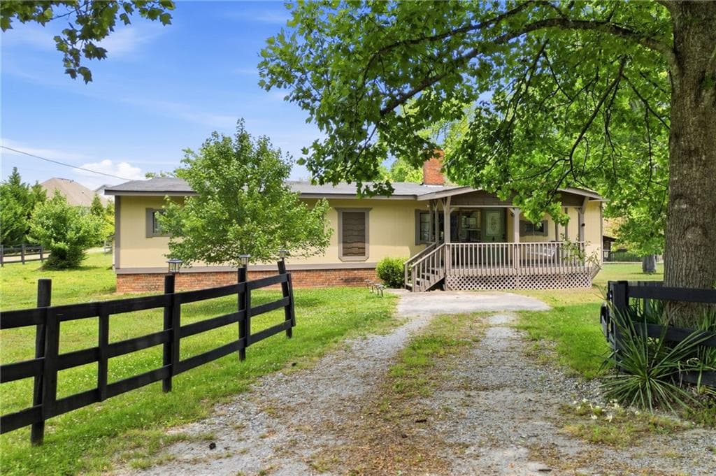 3 bedroom, 2 bathroom, 1,536 sq ft single family residence for sale at 7470 Hightower Circle, Cumming, GA 30028 — photo 2