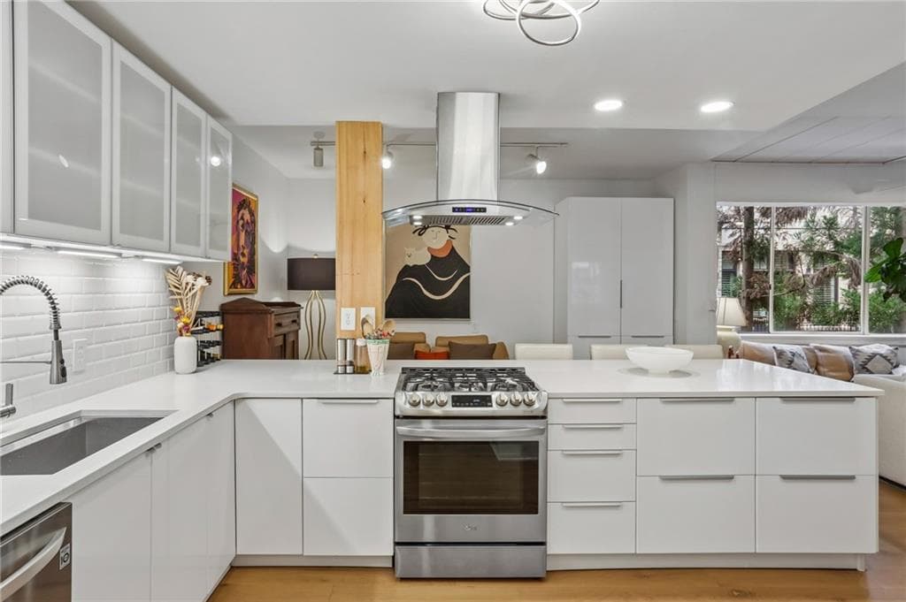 2 bedroom, 2 bathroom, 1,580 sq ft condominium for sale at 2632 Peachtree Road 302B, Atlanta, GA 30305 — photo 1 of 18