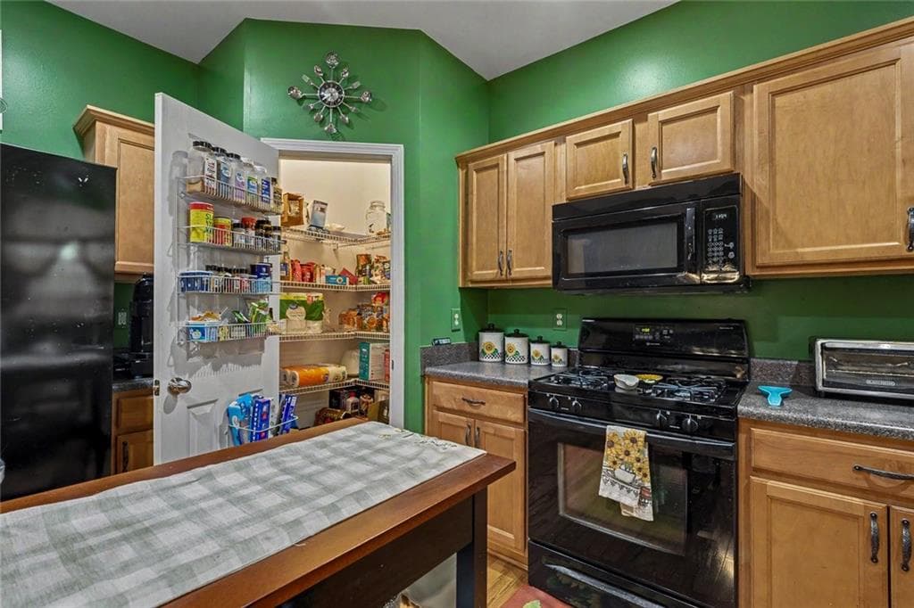 3 bedroom, 3 bathroom, 1,696 sq ft townhouse under contract at 2091 Lakeshore Overlook Drive, Kennesaw, GA 30152 — photo 10