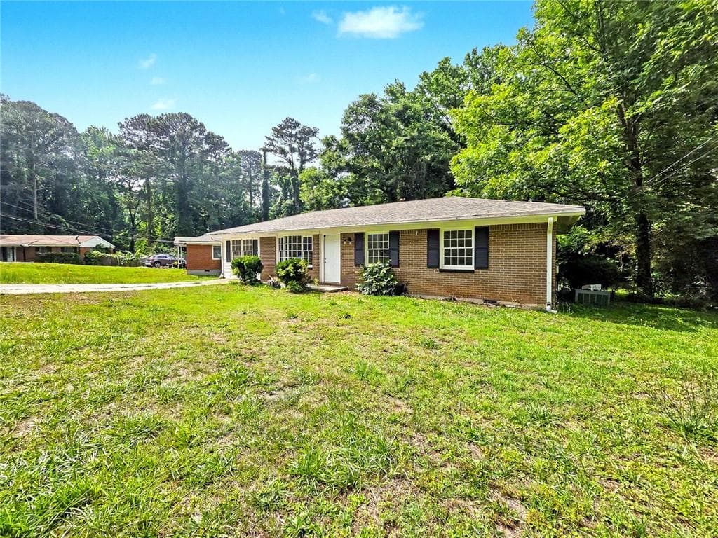 4 bedroom, 2 bathroom, 1,924 sq ft single family residence under contract at 1350 Lori Court, Conley, GA 30288 — photo 2