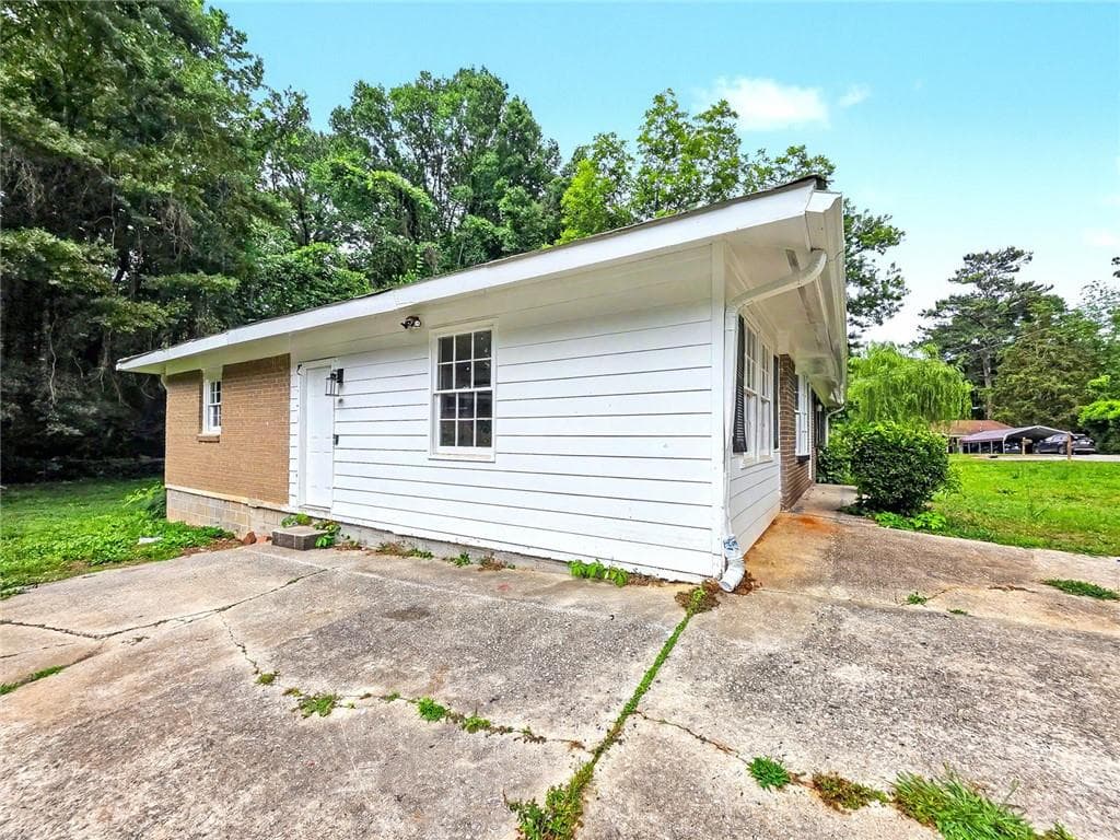 4 bedroom, 2 bathroom, 1,924 sq ft single family residence under contract at 1350 Lori Court, Conley, GA 30288 — photo 4