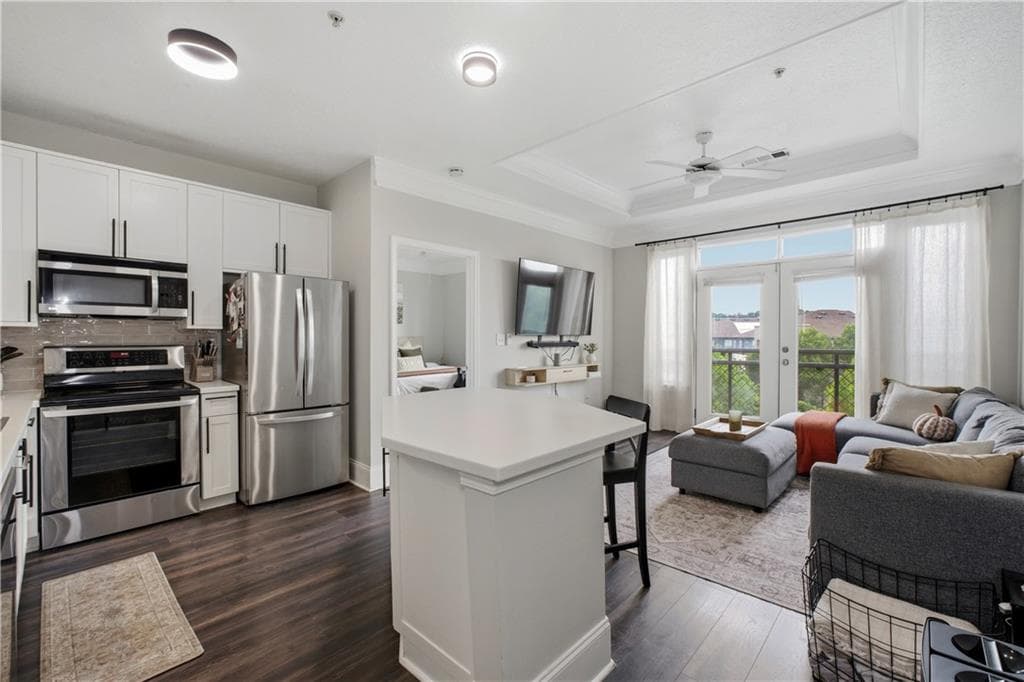 2 bedroom, 2 bathroom, 1,155 sq ft condominium for sale at 400 17th Street 2407, Atlanta, GA 30363 — photo 2