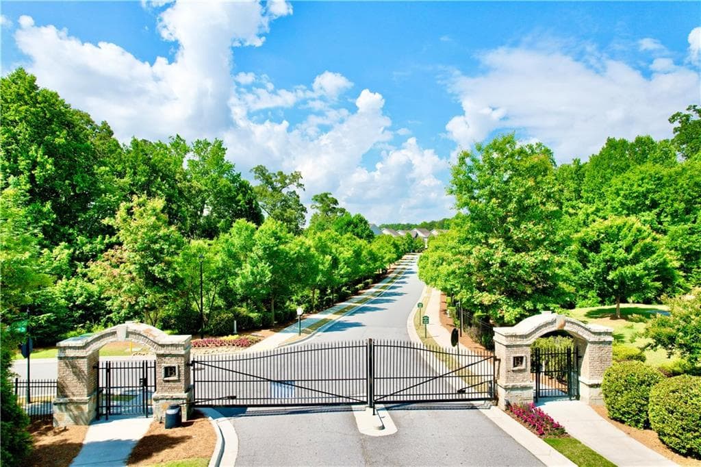 3 bedroom, 4 bathroom, 2,113 sq ft townhouse for sale at 324 Marlowe Alley 119, Johns Creek, GA 30024 — photo 2