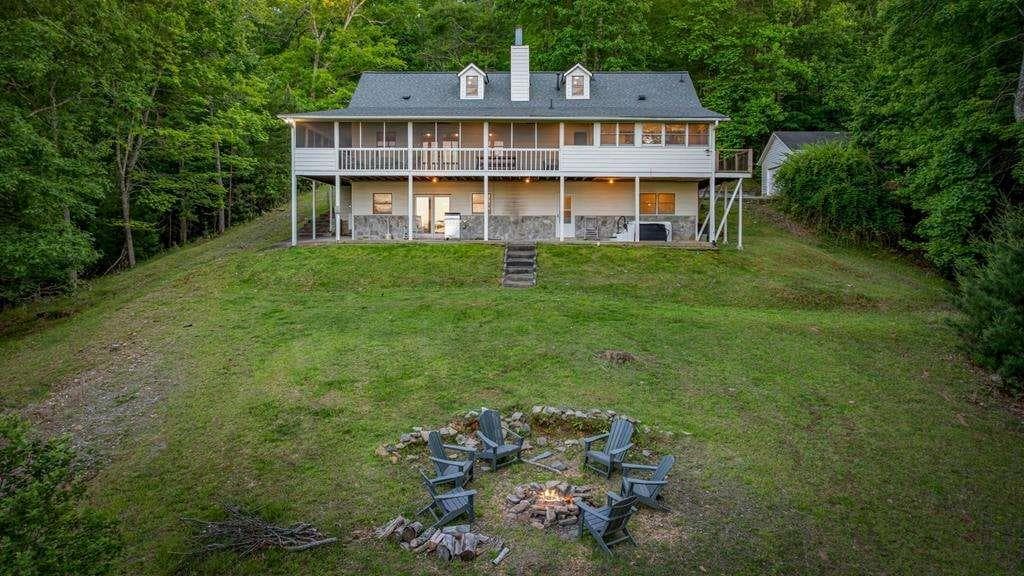 6 bedroom, 4 bathroom, 3,681 sq ft single family residence for sale at 760 River Bend Lane, Blue Ridge, GA 30513 — photo 6