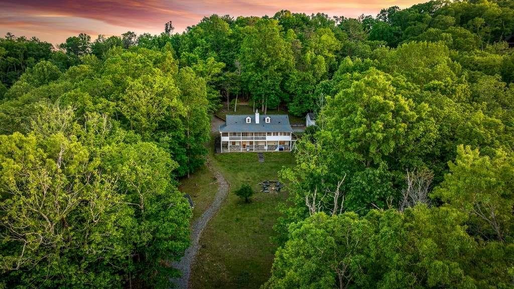 6 bedroom, 4 bathroom, 3,681 sq ft single family residence for sale at 760 River Bend Lane, Blue Ridge, GA 30513 — photo 5
