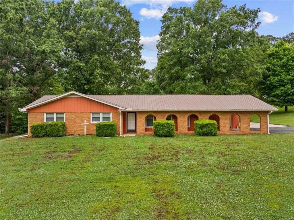 3 bedroom, 2 bathroom, 1,480 sq ft single family residence sold at 202 Briarwood Drive, Calhoun, GA 30701