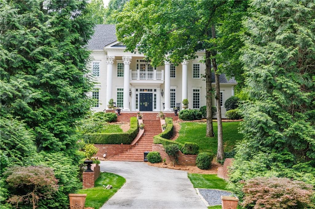 6 bedroom, 5 bathroom, 8,527 sq ft single family residence for sale at 510 Londonberry Road, Atlanta, GA 30327 — photo 4