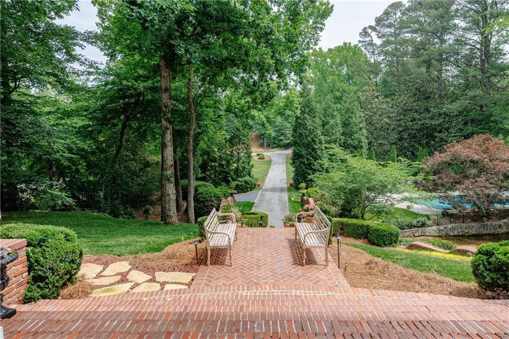 6 bedroom, 5 bathroom, 8,527 sq ft single family residence for sale at 510 Londonberry Road, Atlanta, GA 30327 — photo 6