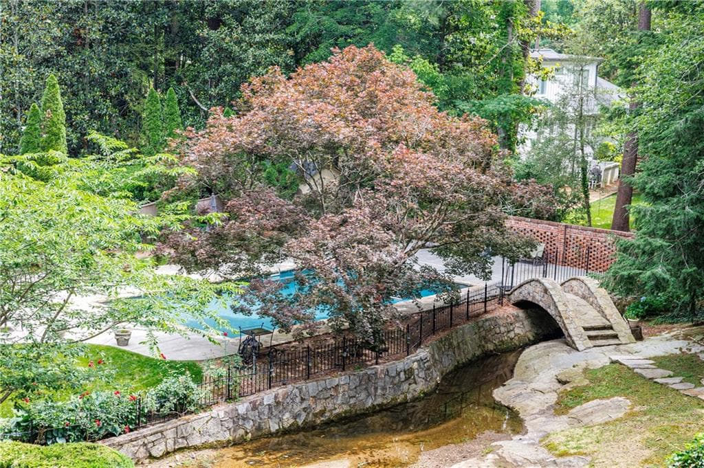 6 bedroom, 5 bathroom, 8,527 sq ft single family residence for sale at 510 Londonberry Road, Atlanta, GA 30327 — photo 7