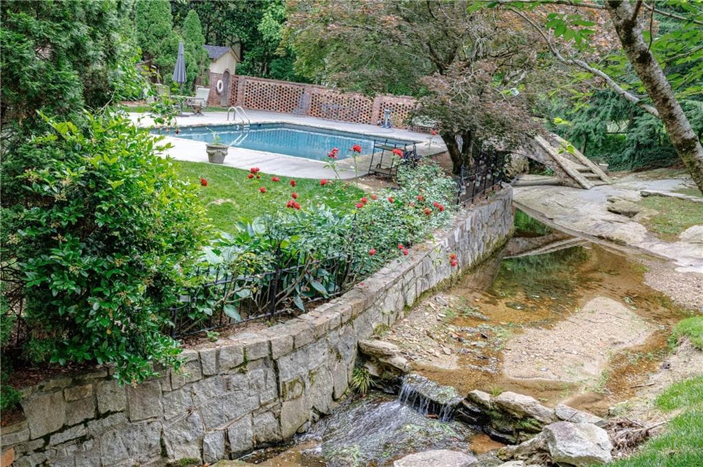 6 bedroom, 5 bathroom, 8,527 sq ft single family residence for sale at 510 Londonberry Road, Atlanta, GA 30327 — photo 9