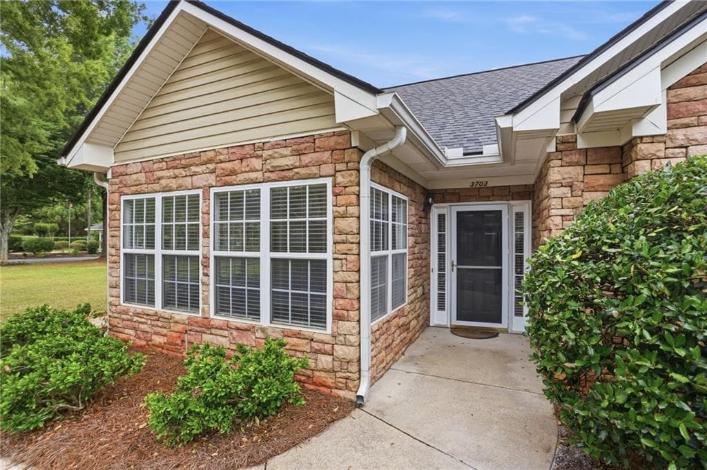 2 bedroom, 2 bathroom, 1,332 sq ft condominium under contract at 3703 Villa Springs Circle, Powder Springs, GA 30127 — photo 2