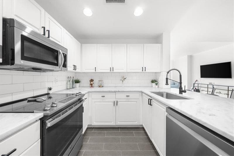 1 bedroom, 2 bathroom, 1,012 sq ft condominium for sale at 3475 Oak Valley Road 410, Atlanta, GA 30326 — photo 3