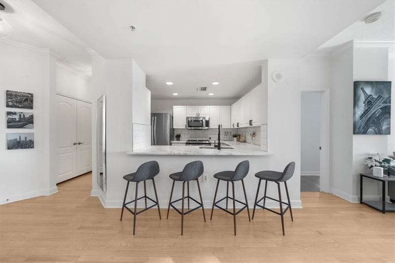 1 bedroom, 2 bathroom, 1,012 sq ft condominium for sale at 3475 Oak Valley Road 410, Atlanta, GA 30326 — photo 6