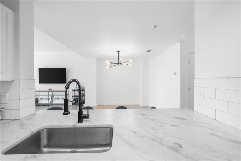 1 bedroom, 2 bathroom, 1,012 sq ft condominium for sale at 3475 Oak Valley Road 410, Atlanta, GA 30326 — photo 8
