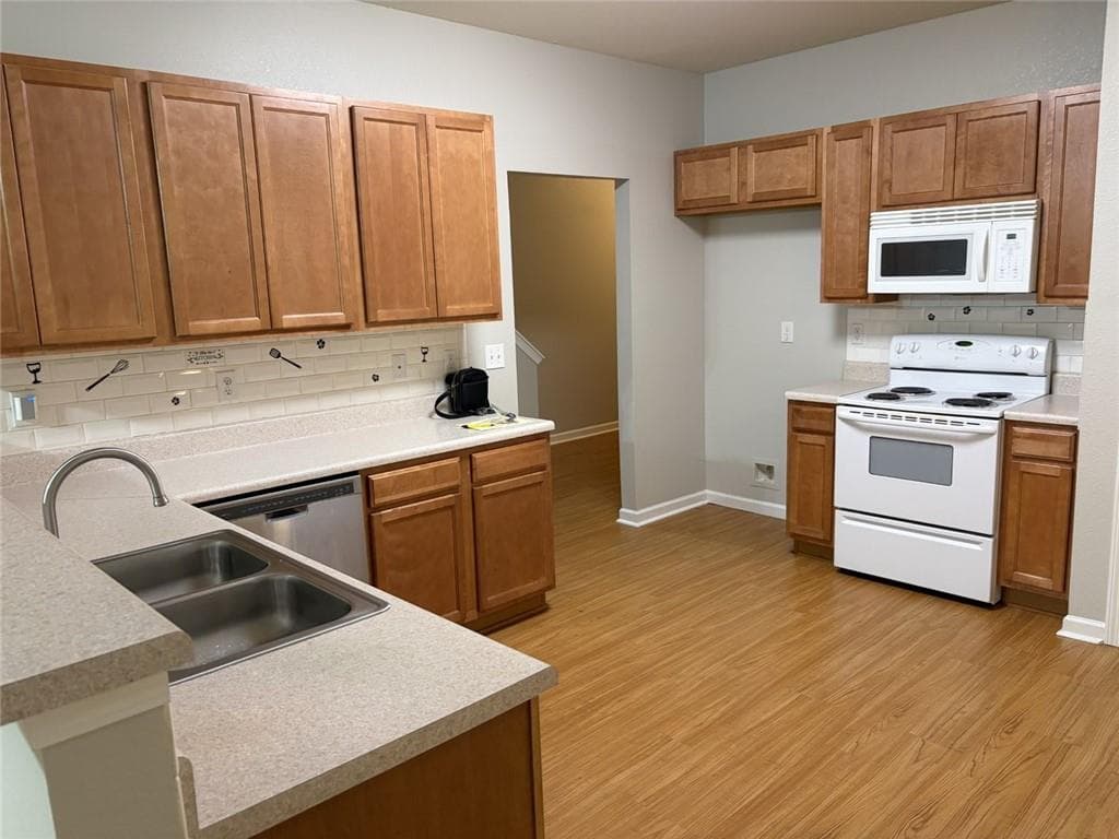 3 bedroom, 3 bathroom, 2,036 sq ft townhouse for sale at 1260 Chinon Point, Lithonia, GA 30058 — photo 4