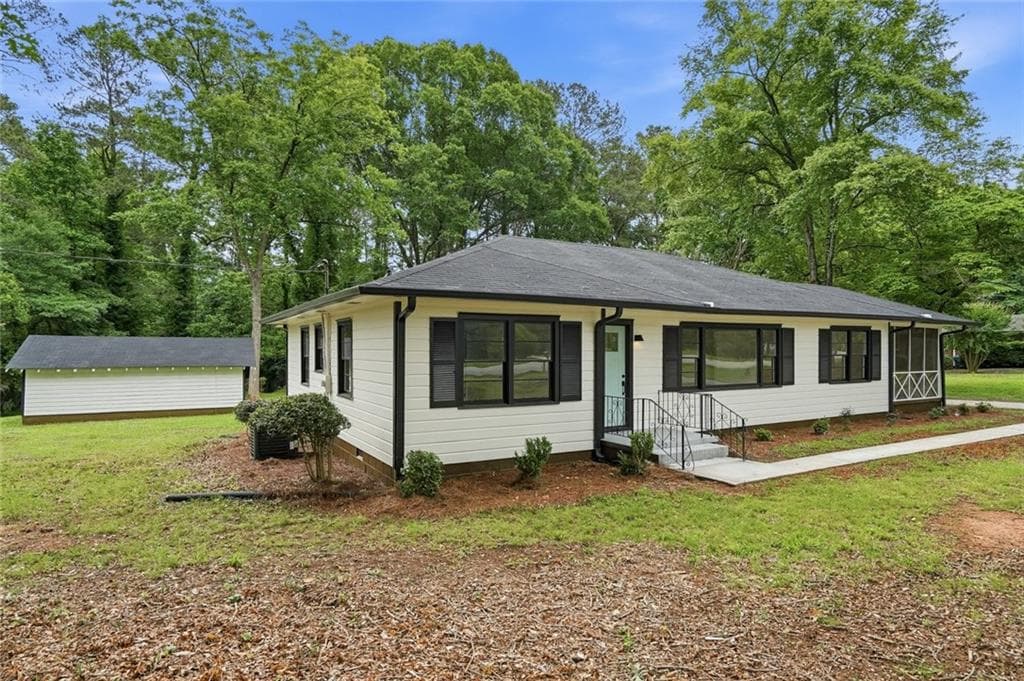 3 bedroom, 2 bathroom, 1,784 sq ft single family residence for sale at 404 Highway 155, Mcdonough, GA 30253 — photo 2
