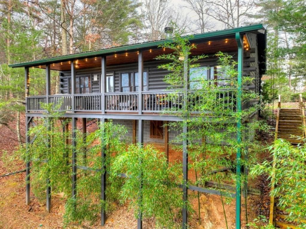 2 bedroom, 2 bathroom, 864 sq ft single family residence for sale at 89 N Whitepath Circle, Ellijay, GA 30540