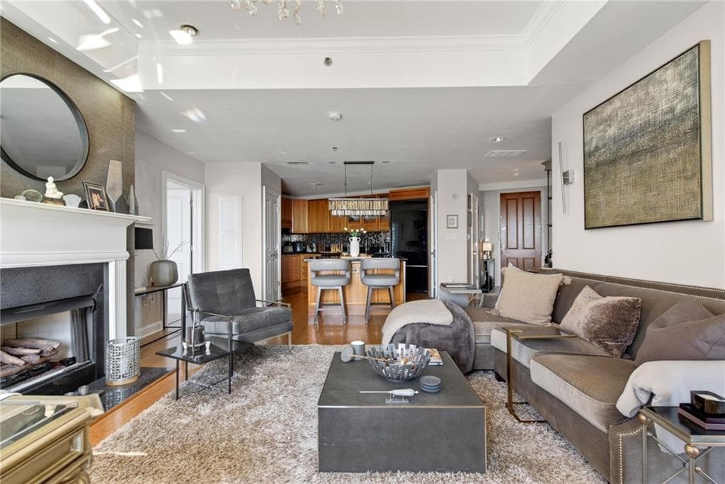2 bedroom, 2 bathroom, 1,328 sq ft condominium for sale at 2881 Peachtree Road 1102, Atlanta, GA 30305 — photo 9