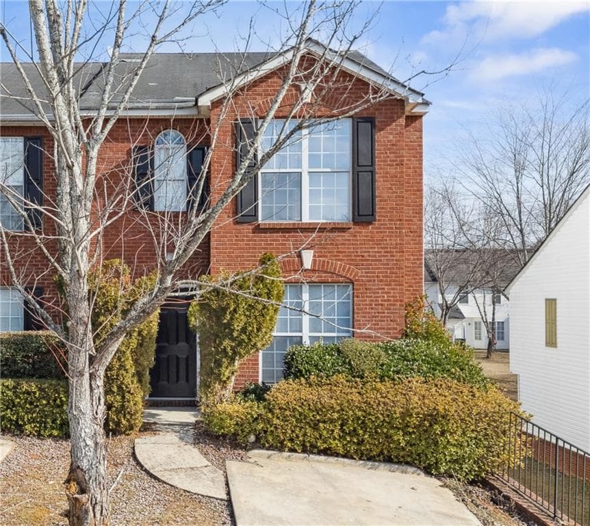 3 bedroom, 3 bathroom, 1,636 sq ft townhouse for sale at 5547 Strathmoor Manor Circle, Lithonia, GA 30058 — photo 1 of 16