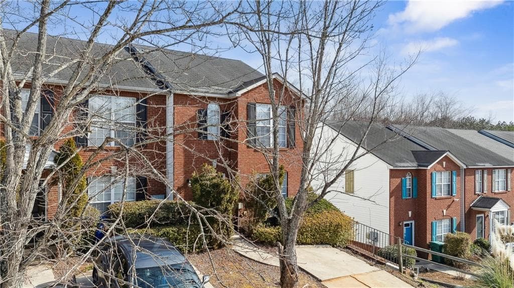 3 bedroom, 3 bathroom, 1,636 sq ft townhouse for sale at 5547 Strathmoor Manor Circle, Lithonia, GA 30058 — photo 2