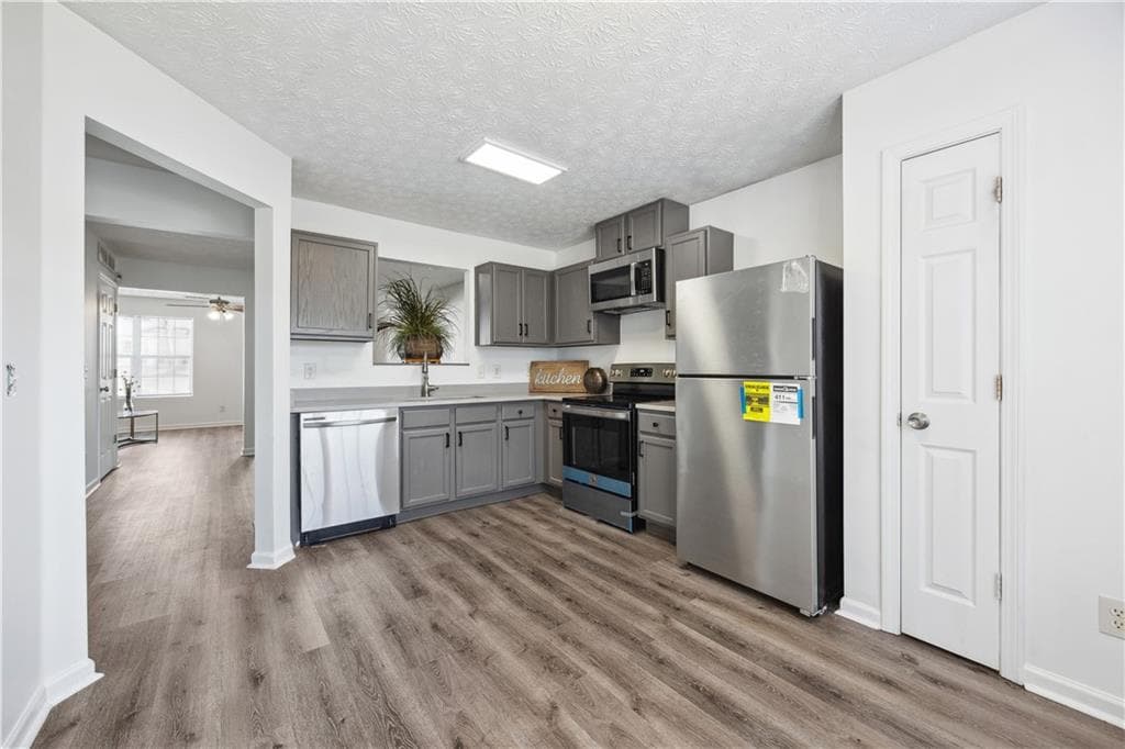 3 bedroom, 3 bathroom, 1,636 sq ft townhouse for sale at 5547 Strathmoor Manor Circle, Lithonia, GA 30058 — photo 4