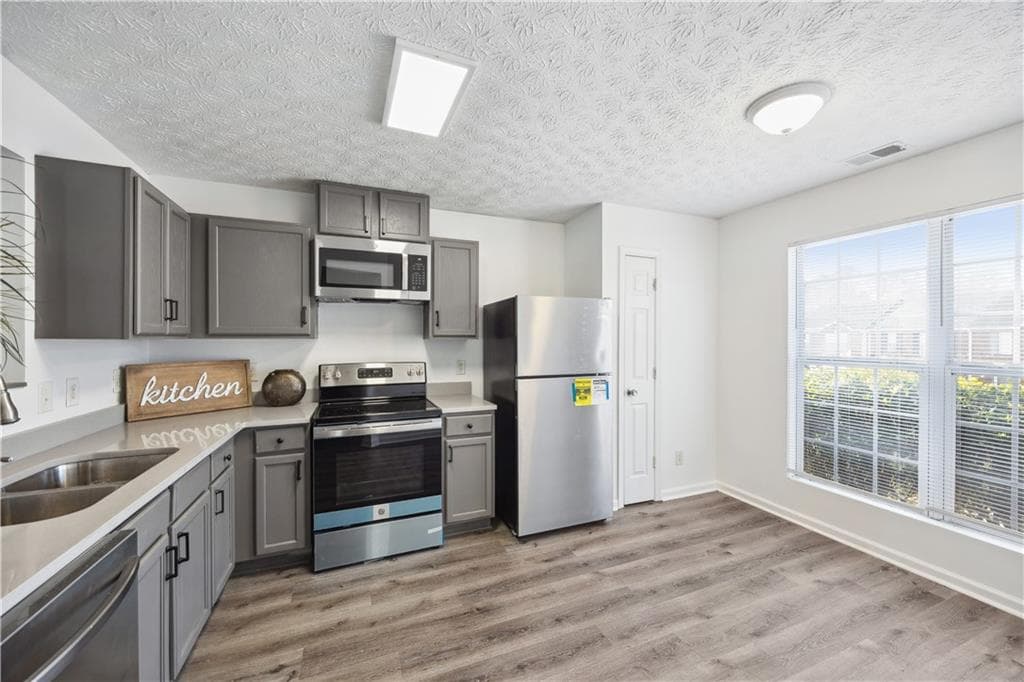 3 bedroom, 3 bathroom, 1,636 sq ft townhouse for sale at 5547 Strathmoor Manor Circle, Lithonia, GA 30058 — photo 5