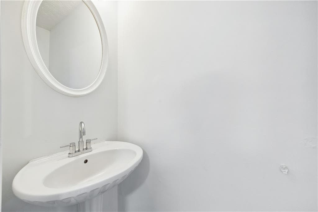 3 bedroom, 3 bathroom, 1,636 sq ft townhouse for sale at 5547 Strathmoor Manor Circle, Lithonia, GA 30058 — photo 6