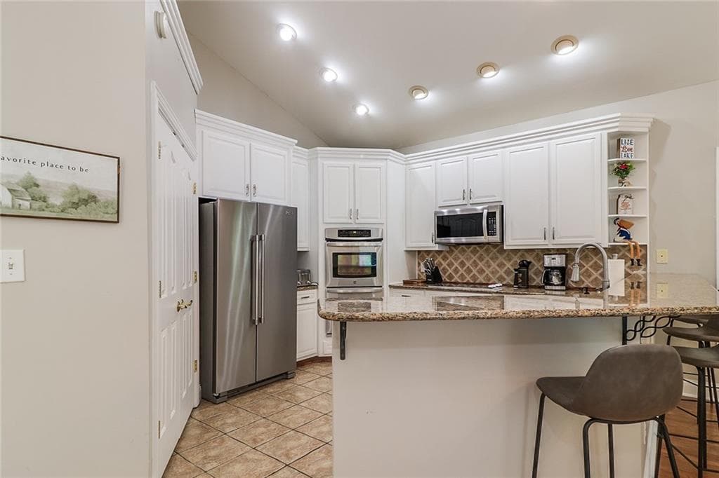 4 bedroom, 3 bathroom, 4,104 sq ft single family residence for rent at 6150 Six Mile Cove Road, Cumming, GA 30041 for $4,554 a month — photo 6